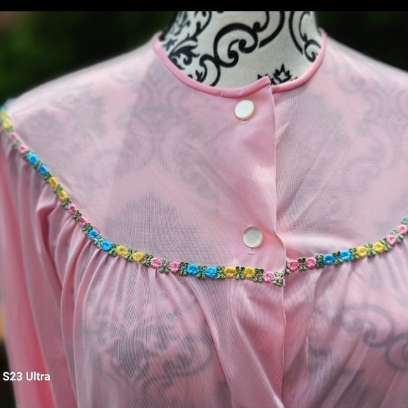 Chic Sheer Pink Robe - Picture 2 of 3